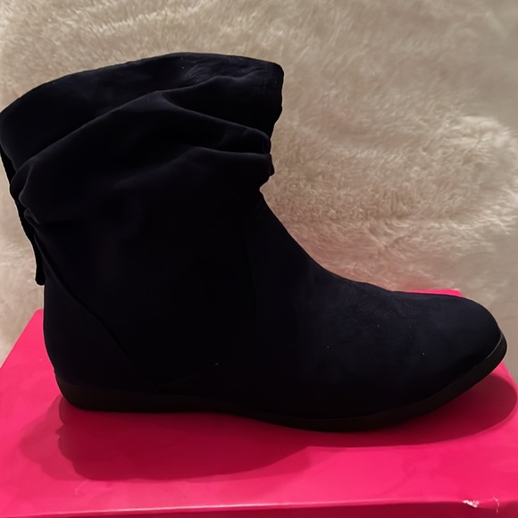 NWOT: SO Navy Blue ankle slouch flat booties. Size 6.5M - Picture 2 of 7